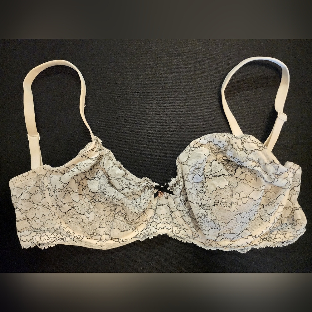 Victoria's Secret Cream Lace Bra with Underwire